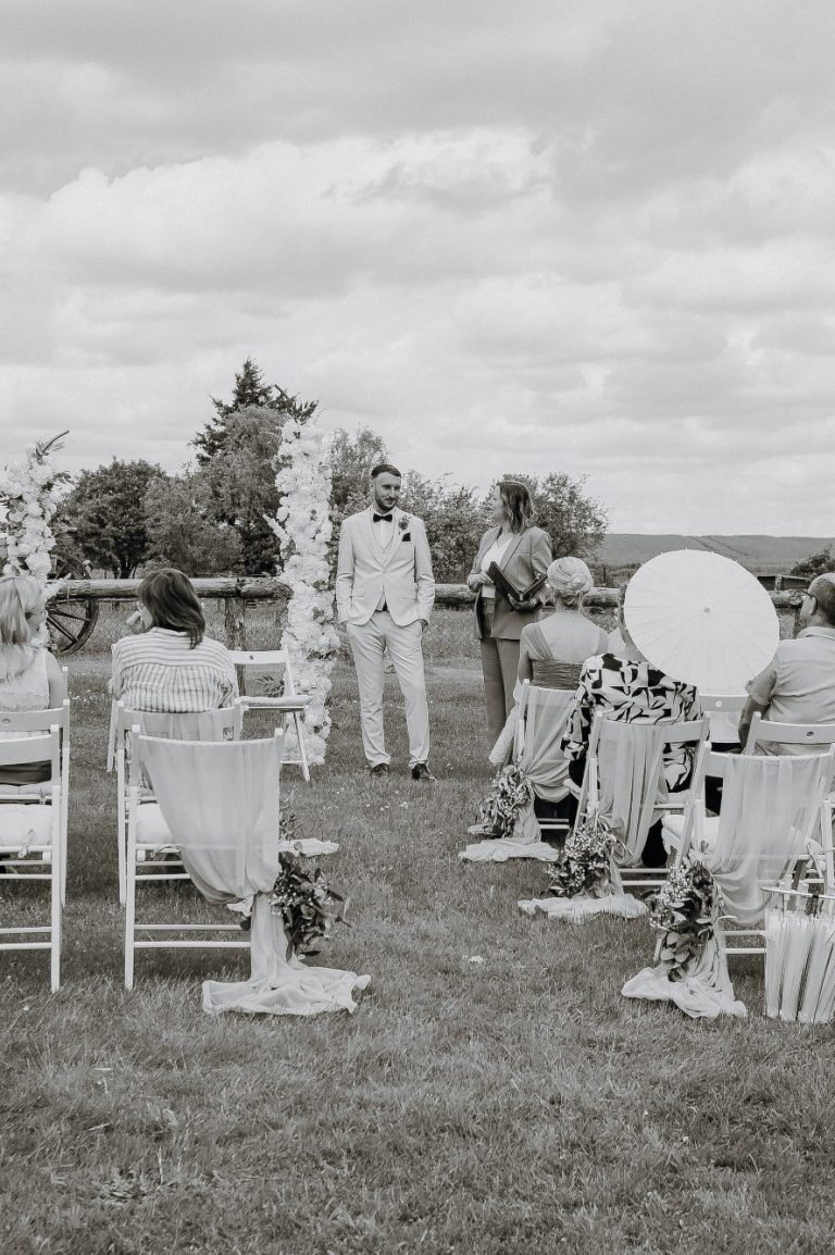 Patchwork-Hochzeit: Wenn zwei Familien gemeinsam Ja sagen Patchwork-Hochzeit mit freier Trauung in Brandenburg: Brautpaar und Familienmitglieder erleben eine persönliche Zeremonie im Freien.