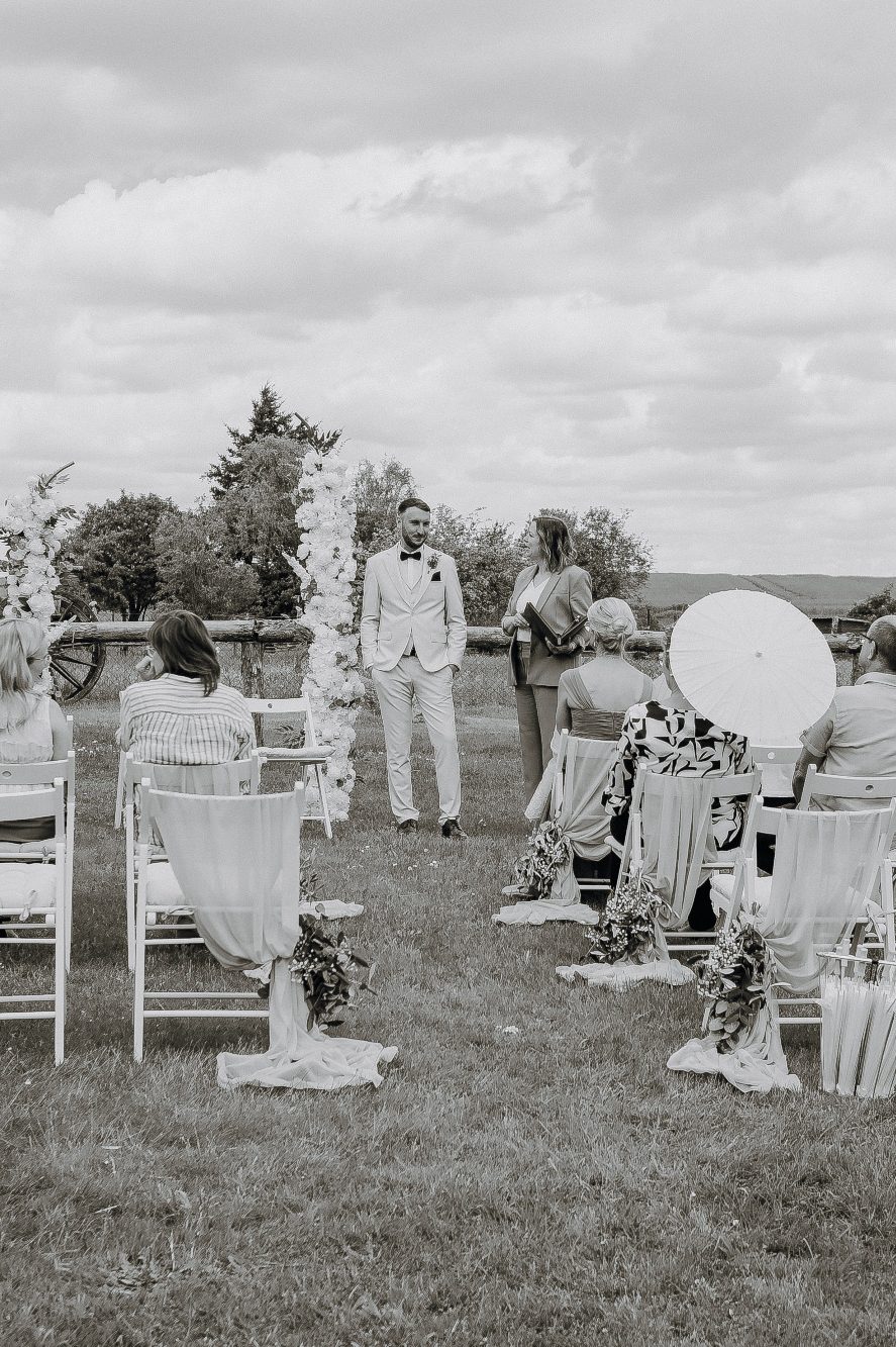 Patchwork-Hochzeit: Wenn zwei Familien gemeinsam Ja sagen Patchwork-Hochzeit mit freier Trauung in Brandenburg: Brautpaar und Familienmitglieder erleben eine persönliche Zeremonie im Freien.