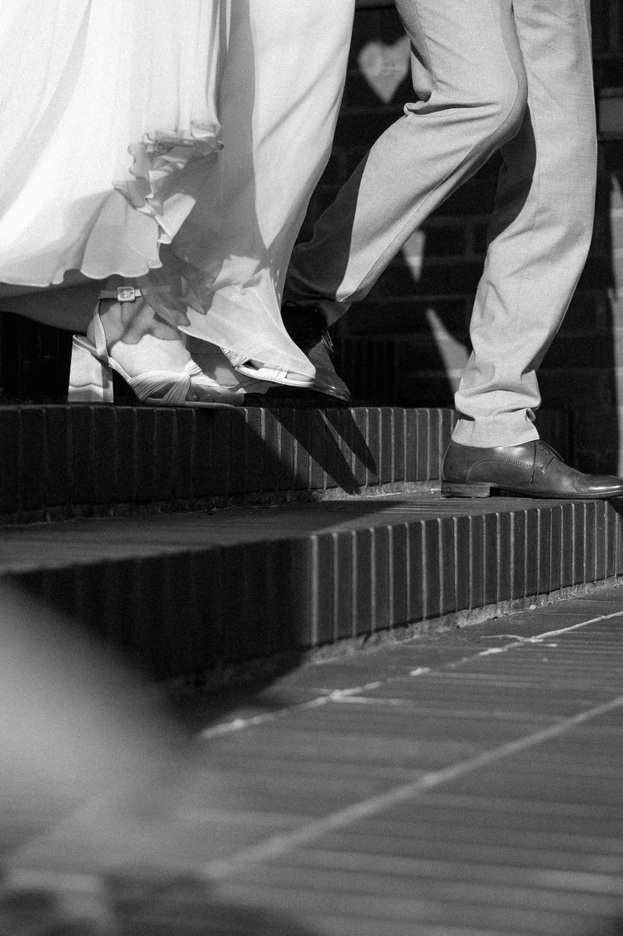 Patchwork-Hochzeit: Wenn zwei Familien gemeinsam Ja sagen Patchwork-Hochzeit mit freier Trauung in Brandenburg: Brautpaar und Familienmitglieder erleben eine persönliche Zeremonie im Freien.